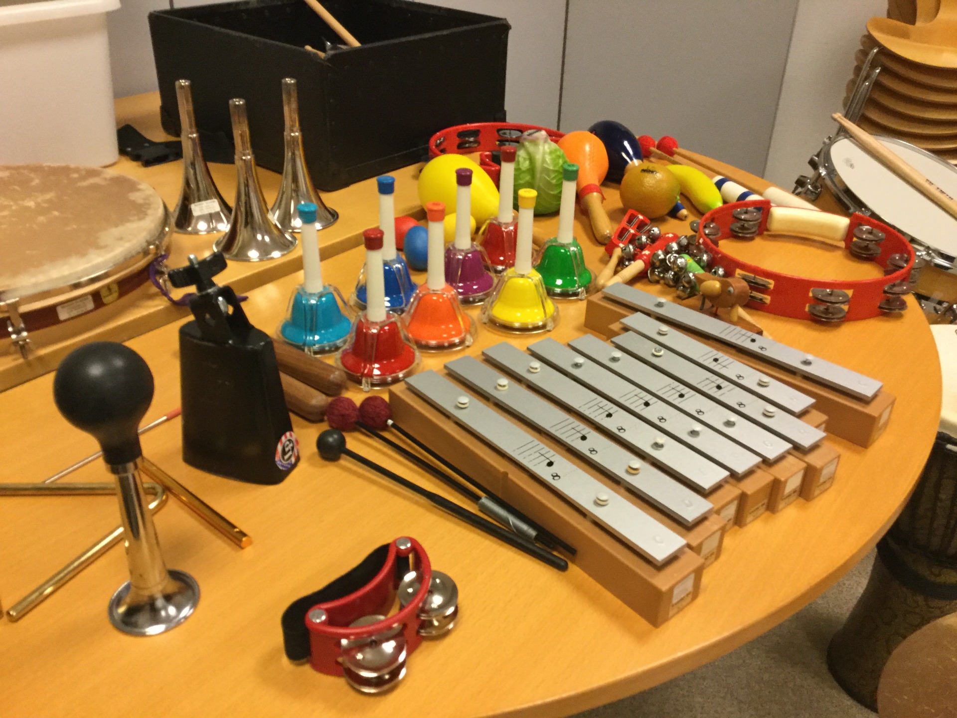 Musikk med klangbjeller i alle regnbuens farger!